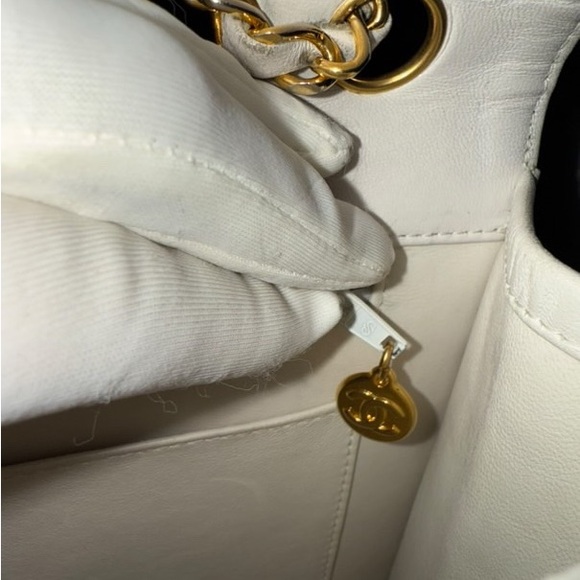 Vintage Chanel Turn Lock Chain Bag 1️⃣8️⃣0️⃣0️⃣ - Picture 9 of 13